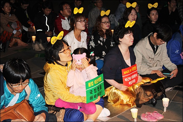 한 손에는 촛불, 한 손에는 피켓을 든 시민들(2013.10.11.2.28공원) / 사진. 평화뉴스 김영화 기자