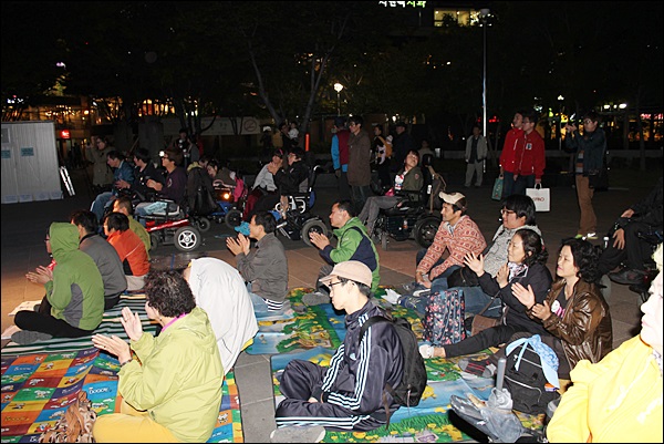 이날 문화제에는 1백여명의 시민이 참석했다(2013.10.17.2.28공원) / 사진. 평화뉴스 김영화 기자