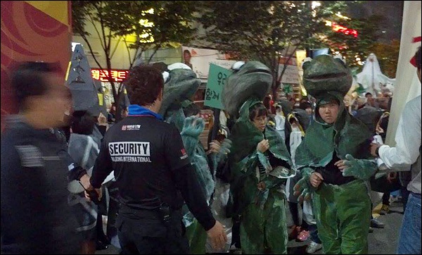 13일 반월당네거리에서 송전탑팁 참가 학생들을 막는 용역회사 직원 / 사진. 대구민예총