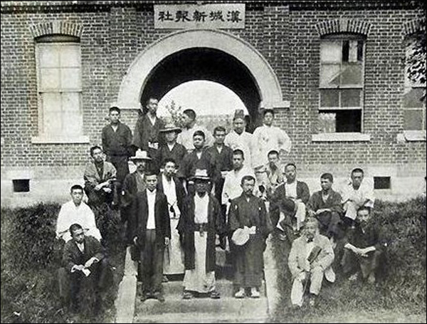 명성황후 시해에 가담한 일본낭인들은 1895년 1월 일인들이 서울에서 창간한 한성신보의 기자들이 주류였다. 시해에는 우장춘의 아버지 우범선(훈련대 제2대대장) 등 친일파 한국인들도 가담, 궁궐 침투를 안내하고 명성황후를 지목, 시해하게 했다. 사진은 명성황후 시해에 가담, 강간, 살해, 시간에 참여한 일본인들과 친일파 조선인들. 이들 외에 명성황후 시해 직후 <에조보고서>를 작성, 일본국 법제국장에 보고한 에조 등도 시해에 가담했다.
