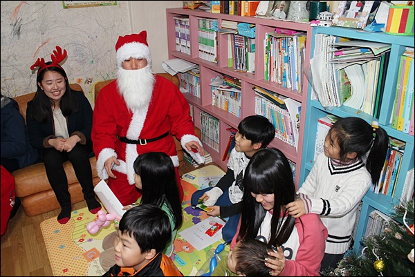 산타할아버지를 맞이하는 6남매(2013.12.24) / 사진. 평화뉴스 김영화 기자