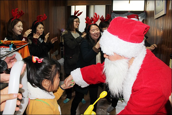 산타와 춤을 추는 세진이(2013.12.24) / 사진. 평화뉴스 김영화 기자