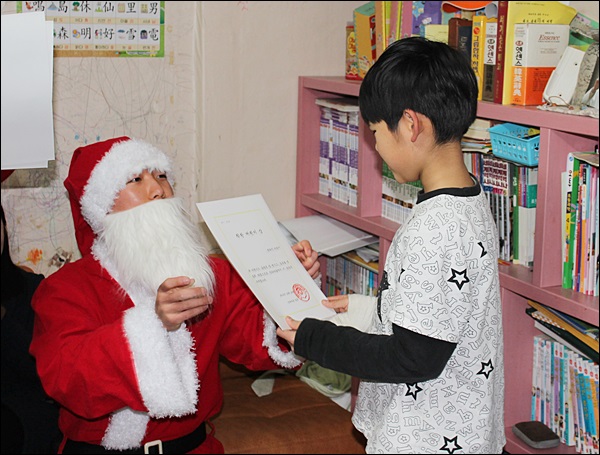 산타에게 '마징가상'을 받는 하온이(2013.12.24) / 사진. 평화뉴스 김영화 기자