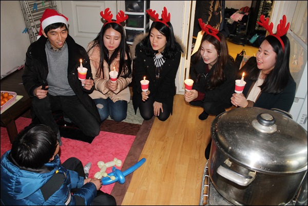민준이네 집에서 촛불을 들고 캐럴을 부르는 요정들(2013.12.24) / 사진. 평화뉴스 김영화 기자