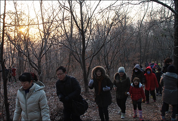천을산 정상을 향해 등산하는 사람들(2014.1.1) / 사진. 평화뉴스 김영화 기자