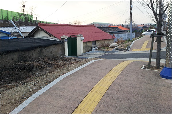 불로천 정비공사 후 마을 앞 강변 지대가 4m 가까이 높아져 비가 내리면 침수피해가 잦아졌다(2013.12.30) / 사진. 지저동 저지대 주민대책위