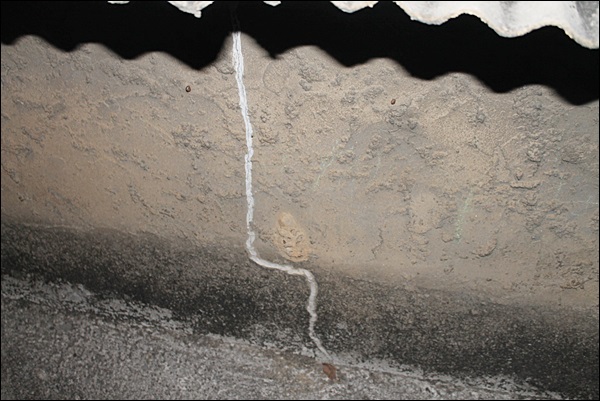 최분조(64) 할머니 집이 침수피해 후 벽에 균열이 생기자 동구청은 해결책으로 '실리콘'을 발라놨다(2014.1.6) / 사진. 평화뉴스 김영화 기자