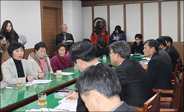 이재만 동구청장과 면담 중인 지저동 저지대 주민대책위(2014.1.13.동구청) / 사진. 평화뉴스 김영화 기자