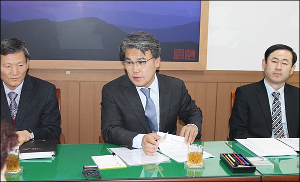 지저동 저지대 주민들과 면담 중인 이재만 구청장(2014.1.13.동구청) / 사진. 평화뉴스 김영화 기자