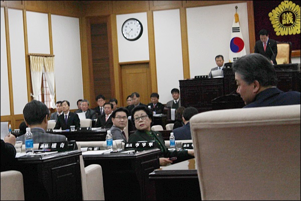 참관석을 쳐다보는 시의원들(2014.2.18) / 사진. 평화뉴스 김영화 기자