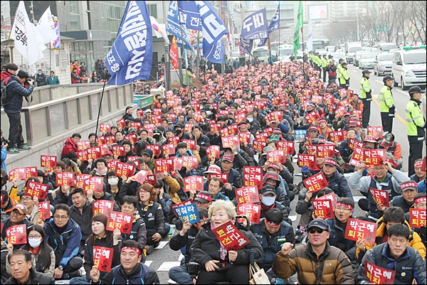 '대구 국민파업 민중대회'에 참석한 노동자 2천여명이 "박근혜 퇴진"을 촉구하고 있다(2014.2.25.반월당 네거리) / 사진. 평화뉴스 김영화 기자