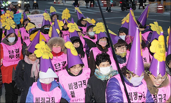 대구여성대회 참가자들이 동성로에서 행진하는 모습(2014.3.6) / 사진. 평화뉴스 김영화 기자