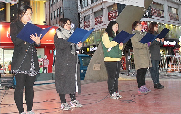 '여성선언문'을 낭독하는 시민단체 활동가들(2014.3.6) / 사진. 평화뉴스 김영화 기자