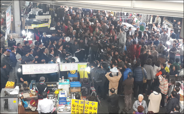 <사진 추가> 김부겸 전 의원의 출마선언에는 민주당 당원과 지지자, 취재기자룰 포함해 200여명이 참석했다.(2014.3.24 오후 2시. 서문시장 만남의광장2) / 사진. 평화뉴스 유지웅 기자