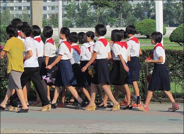 교복을 입은 북한의 중.고등학생들 / 사진.신은미씨
