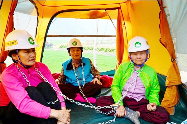 망루 위 텐트에서 농성 중인 주민들(2014.4.16) / 사진.청도 345kV 송전탑 반대 공동대책위