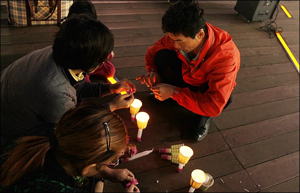 촛불을 켜고 희망종이학을 접는 시민들(2014.4.22.대구백화점 앞) / 사진.평화뉴스 김영화 기자