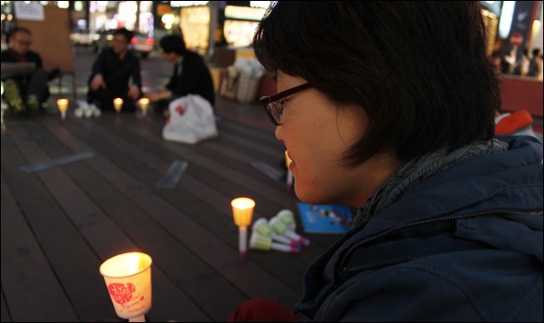 촛불을 들고 무사귀환을 염원하는 시민(2014.4.22) /사진. 평화뉴스 김영화 기자