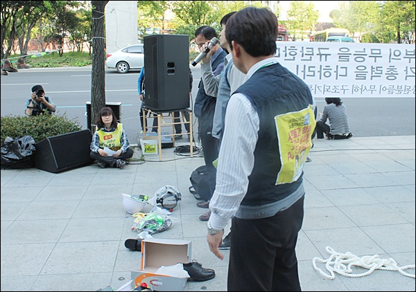 삼성전자서비스 직원이 안전용품을 설명하고 있다(2014.4.23) / 사진.평화뉴스 김영화 기자