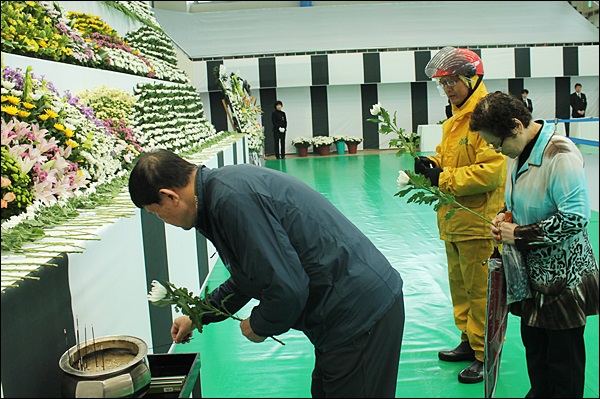 향을 피우고 헌화하는 시민들(2014.4.28) / 사진.평화뉴스 김영화 기자