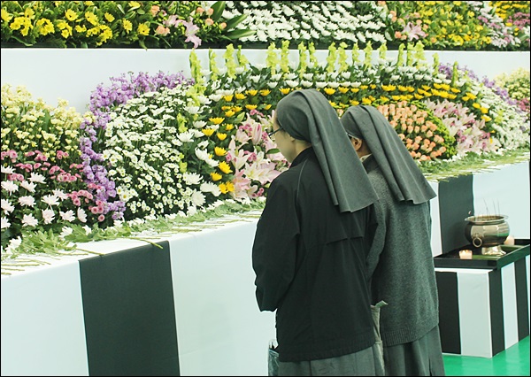 이날 분향소에는 수녀님들도 참석해 애도를 했다(2014.4.28) / 사진.평화뉴스 김영화 기자