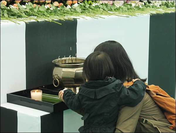 어머니와 함게 분향소를 찾은 어린이(2014.4.28) / 사진.평화뉴스 김영화 기자