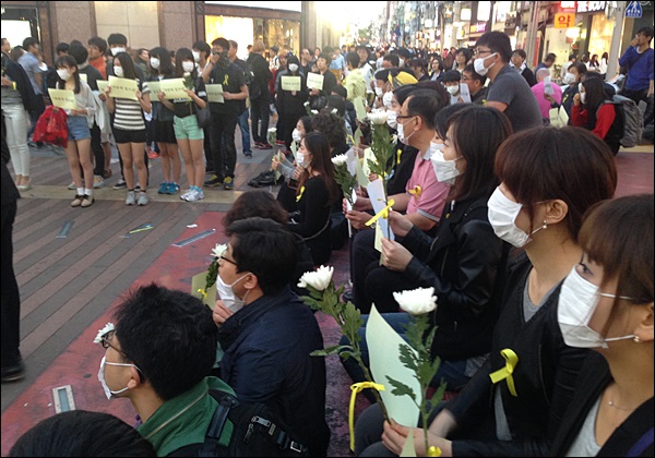 이날 시위에는 시민 2백여명이 참여했다(2014.5.10) / 사진.평화뉴스 김영화 기자