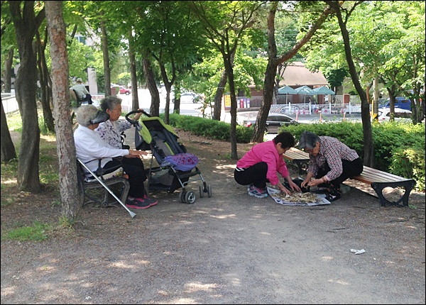 지산동 아파트 단지 일대에 있는 공원에서 쉬고 있는 주민들(2014.5.19) / 사진.평화뉴스 김영화 기자