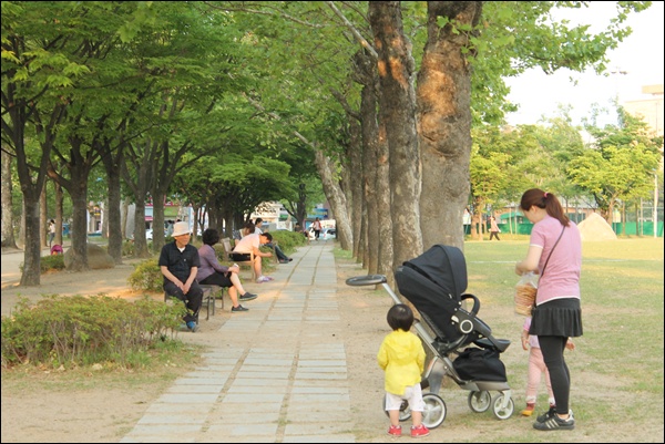 만촌1동에 있는 화랑공원에서 휴식을 취하는 주민들(2014.5.21) / 사진.평화뉴스 김영화 기자