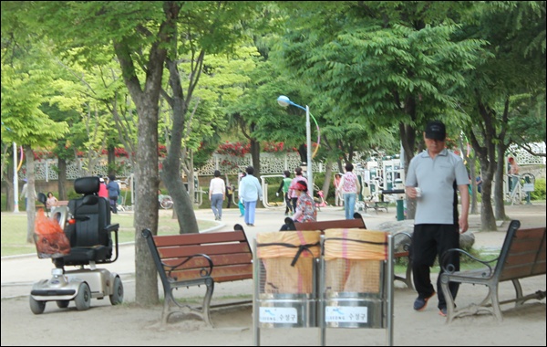 만촌1동 화랑공원에서 휴식을 취하는 주민들(2014.5.21) / 사진.평화뉴스 김영화 기자