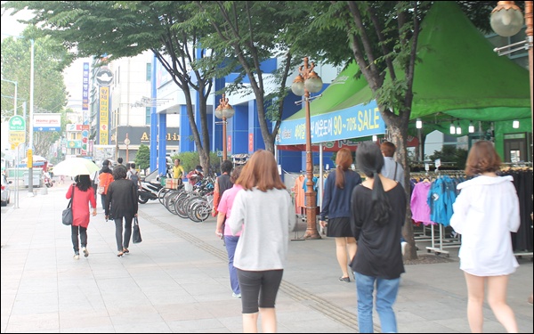 서구 내당동 대형마트 앞의 모습(2014.5.23) / 사진.평화뉴스 김영화 기자