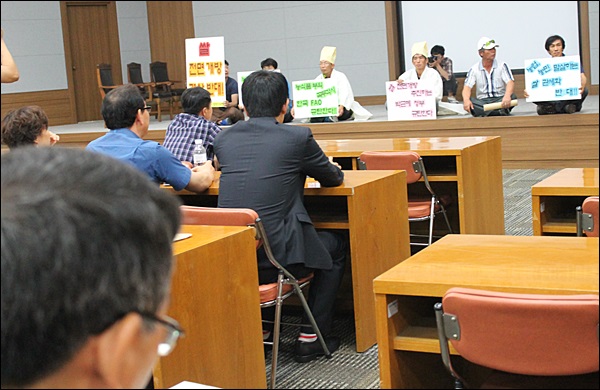 설명회에 참가한 농식품부, 한국 FAO 관계자들이 단성에 앉은 농민들을 바라보고 있다(2014.6.24) / 사진.평화뉴스 김영화 기자