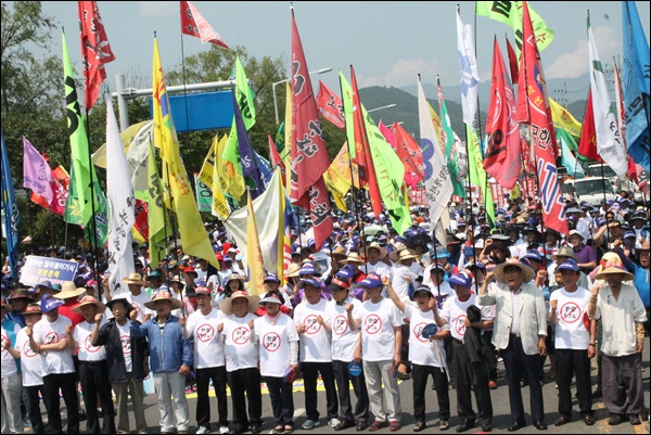 농민 5천여명이 '한중FTA 제12차 협상'이 열린 엑스코 근처 산격대교에서 '박근혜 정부 규탄대회'를 열고 행진하는 모습(2014.7.14) / 사진.평화뉴스 김영화 기자