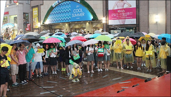 이날 대구 걷기대회에는 시민 3백여명이 참석했다(2014.8.14.대구백화점 앞) / 사진.평화뉴스 김영화 기자