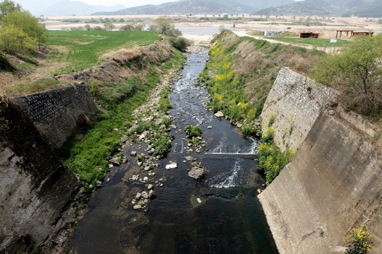 4대강 공사 전의 용호천의 모습. 강 폭이 20미터도 채 안된다. 2011년 4월. ⓒ 정수근