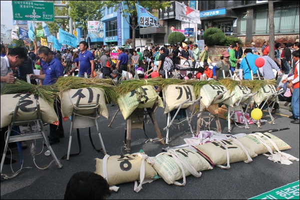 '쌀시장 개방 중단'이라고 적힌 쌀가마니가 새누리당사 앞에 놓여졌다(2014.9.18) / 사진. 평화뉴스 김영화 기자