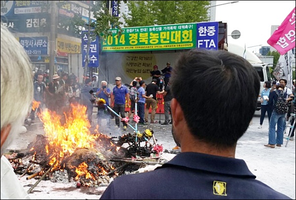 농민대회 후 새누리당사 앞에서 나락을 태우는 농민들(2014.9.18) / 사진 제공.전농 경북도연맹