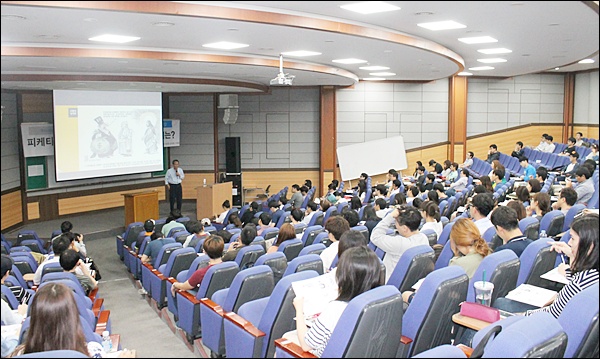 이날 강연에는 학생 등 시민 180여명이 참석했다(2014.9.23.경북대) / 사진. 평화뉴스 김영화 기자