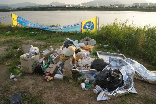 구미 동락공원의 '인간 쓰레기'들 ⓒ 정수근