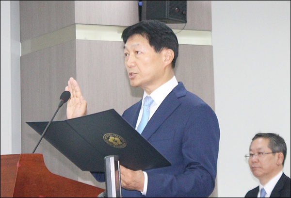 국감 선서를 하는 강형원 대구국세청장(2014.10.20) / 사진. 평화뉴스 김영화 기자