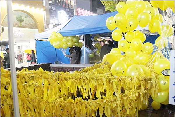 대구백화점 앞 광장에 전시된 세월호 추모 리본과 풍선(2014.10.31) / 사진. 평화뉴스 김영화 기자