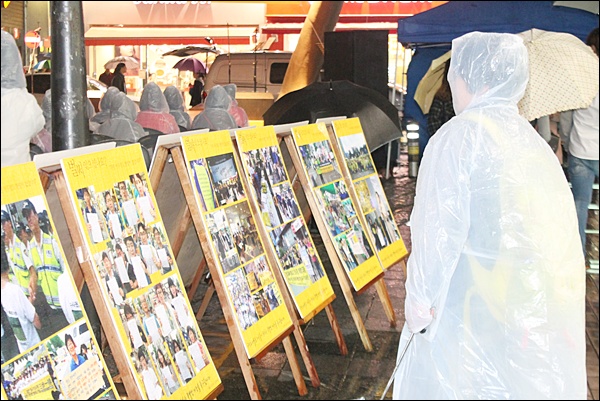 세월호 참사와 관련해 대구에서 진행된 촛물문화제 사진전을 보는 시민(2014.10.31) / 사진. 평화뉴스 김영화 기자