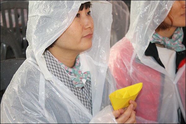 세월호 참사를 애도하는 시민이 노란 종이배를 들고 있다(2014.10.31) / 사진. 평화뉴스 김영화 기자