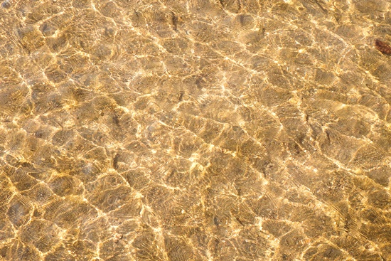 물고기가 다 보일 정도로 맑은 강물이 흘러가고 있는 내성천에 햇살과 물결과 금모래가 환상적인 무늬를 만들고 있다. ⓒ 정수근