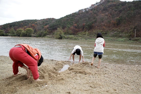 금모래강 내성천은 그대로 아이들의 멋진 놀이터다. ⓒ 채수헌