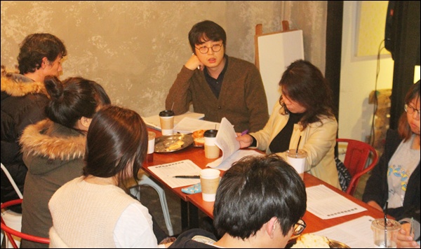 정책 과제를 위한 토론 중인 참석자들(2014.11.27) / 사진. 평화뉴스 김영화 기자