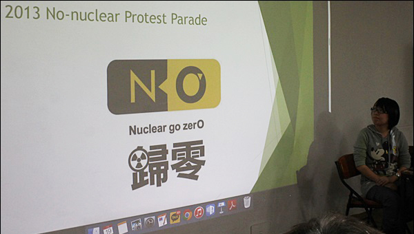 'Nuclear go zerO(핵 제로)' 원전 반대 행진을 설명하는 수은은씨(2015.1.19.대구KYC) / 사진. 평화뉴스 김영화 기자