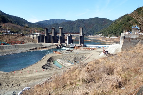 일본 최초로 철거되고 있는 아라세댐. 댐의 오른쪽 절반이 해체됐다. ⓒ 정수근