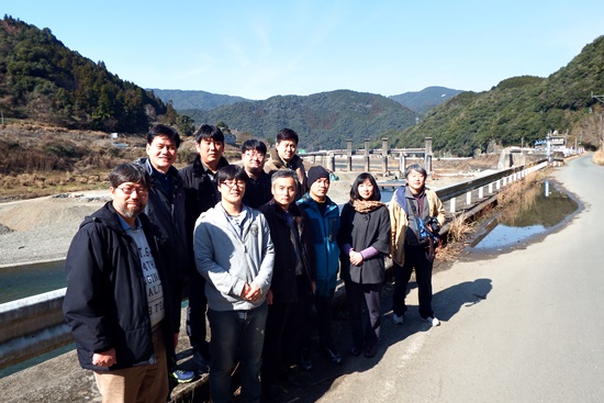 댐의 시대는 끝났다. 댐백지화연대 소속 활동가들과 일본 현지 활동가들 ⓒ 정수근