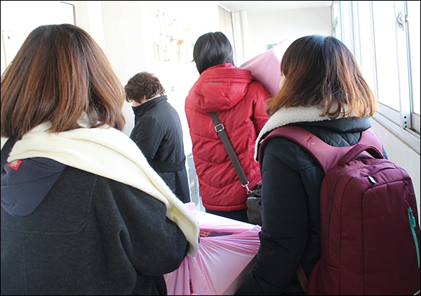 이 할머니 집으로 선물을 들고 가는 시민단체 활동가들과 대학생들(2015.2.13) / 사진. 평화뉴스 김영화 기자